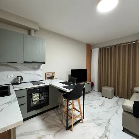 Apartament Dennys At Gardenia Myslym Shyri *